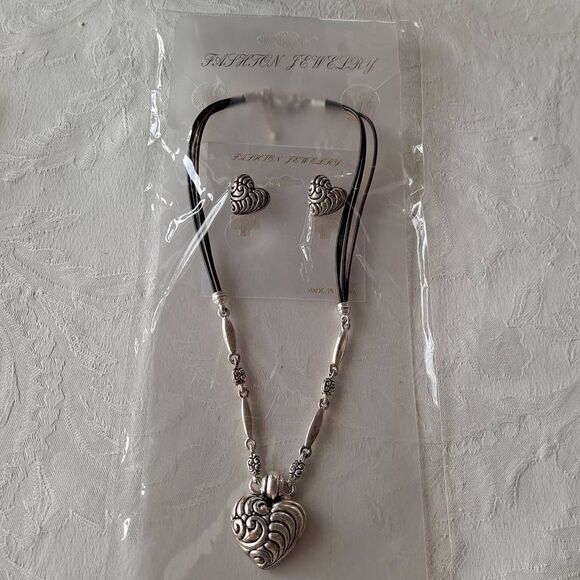 Ladies heart Necklace and earring set Nwt - Picture 8 of 9